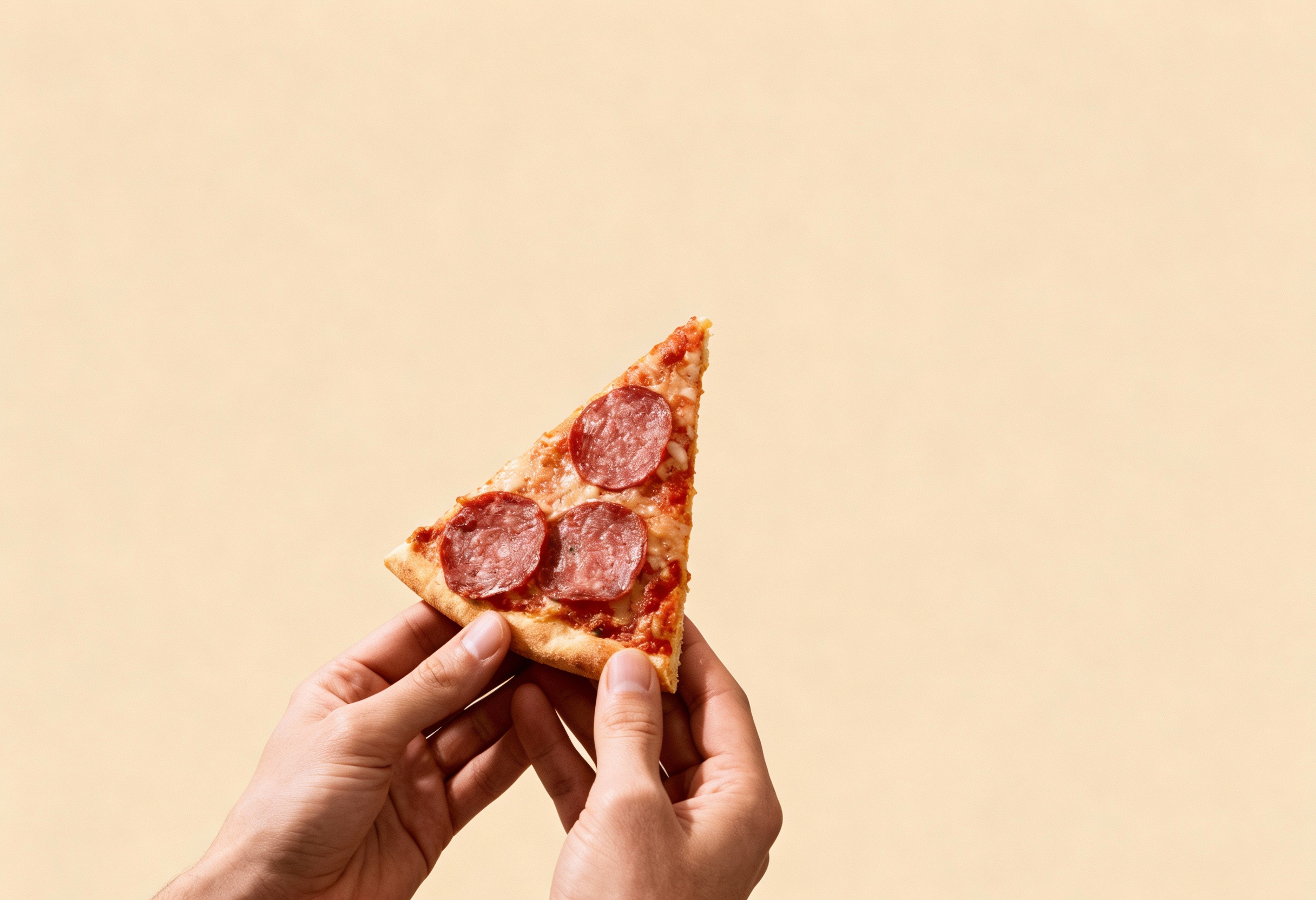 Glutenfreie Salami Pizza (wie Oetker Ristorante), laktosefrei nach Wahl, eifrei – Rezept aus dem Maisterei Magazin (KI-bearbeitet)