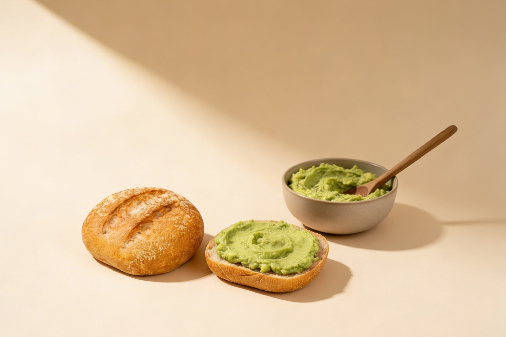 Sommer auf dem Teller – Goldkrüstchen trifft Avocado-Feta-Dip – Maisterei Magazin (KI-bearbeitet)