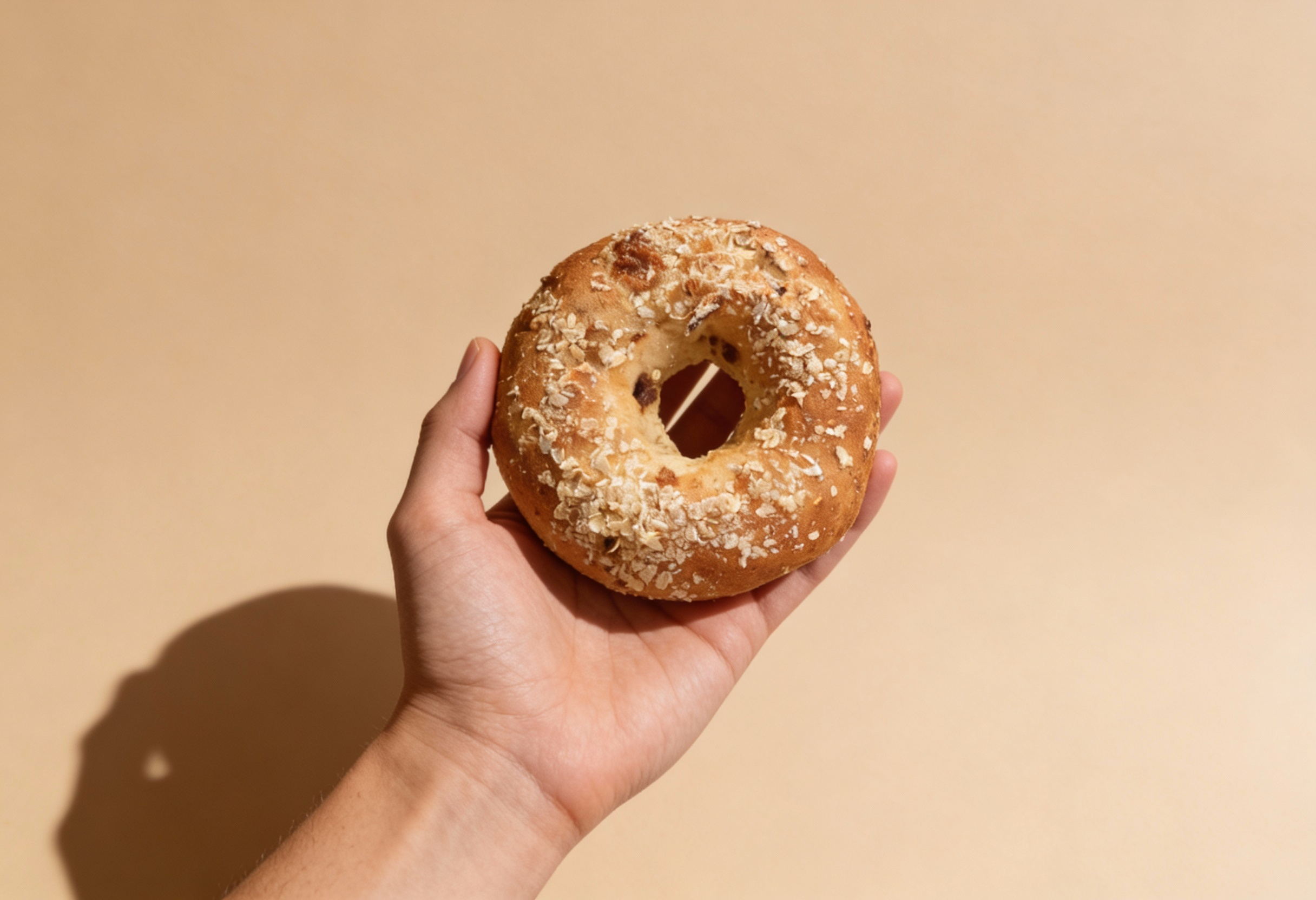 Glutenfreier Snickers-Bagel mit Apfel, laktosefrei – Rezept aus dem Maisterei Magazin (KI-bearbeitet)