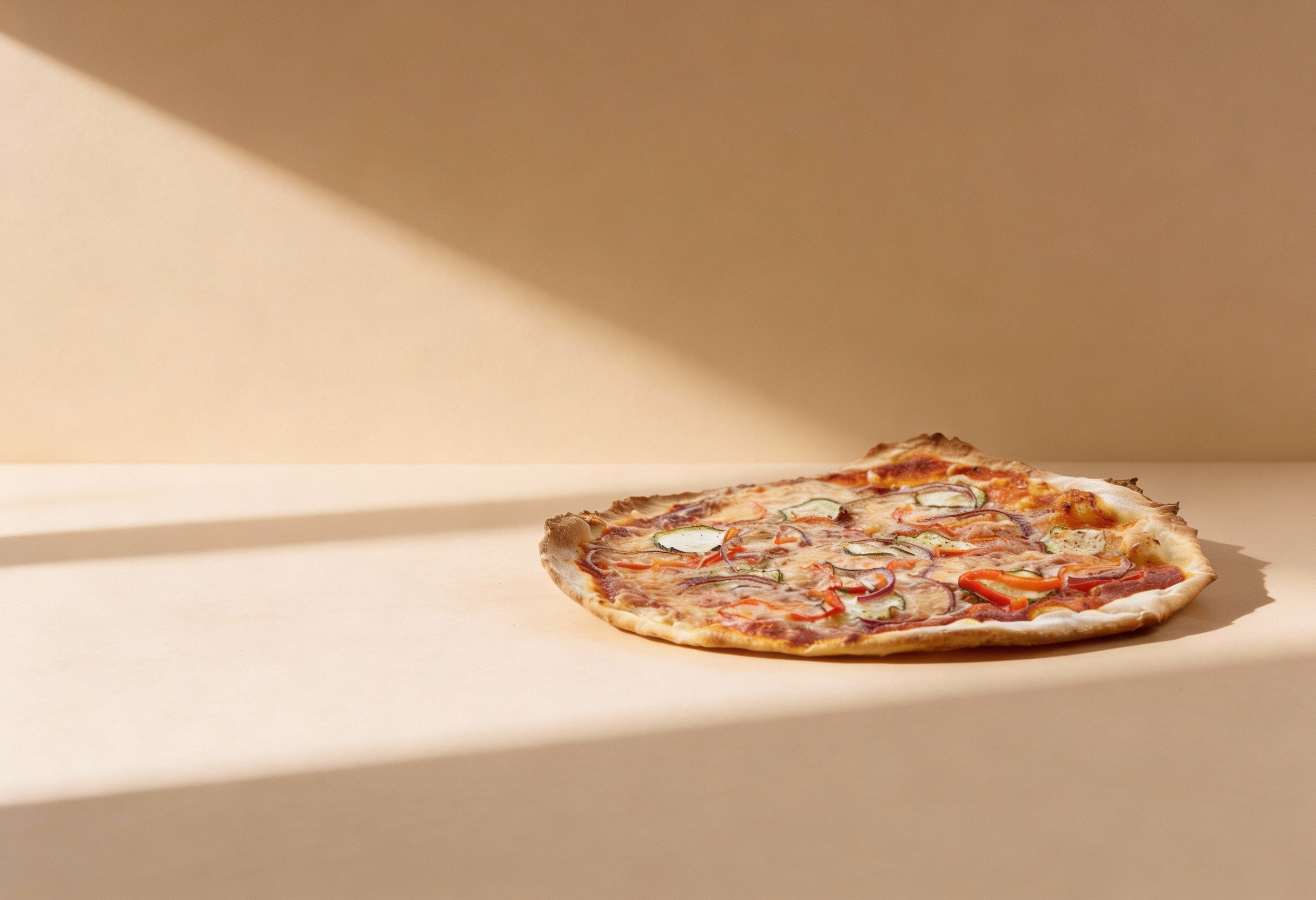 Glutenfreier Pizzateig (knusprig & dünn), laktosefrei, eifrei – Rezept aus dem Maisterei Magazin (KI-bearbeitet)