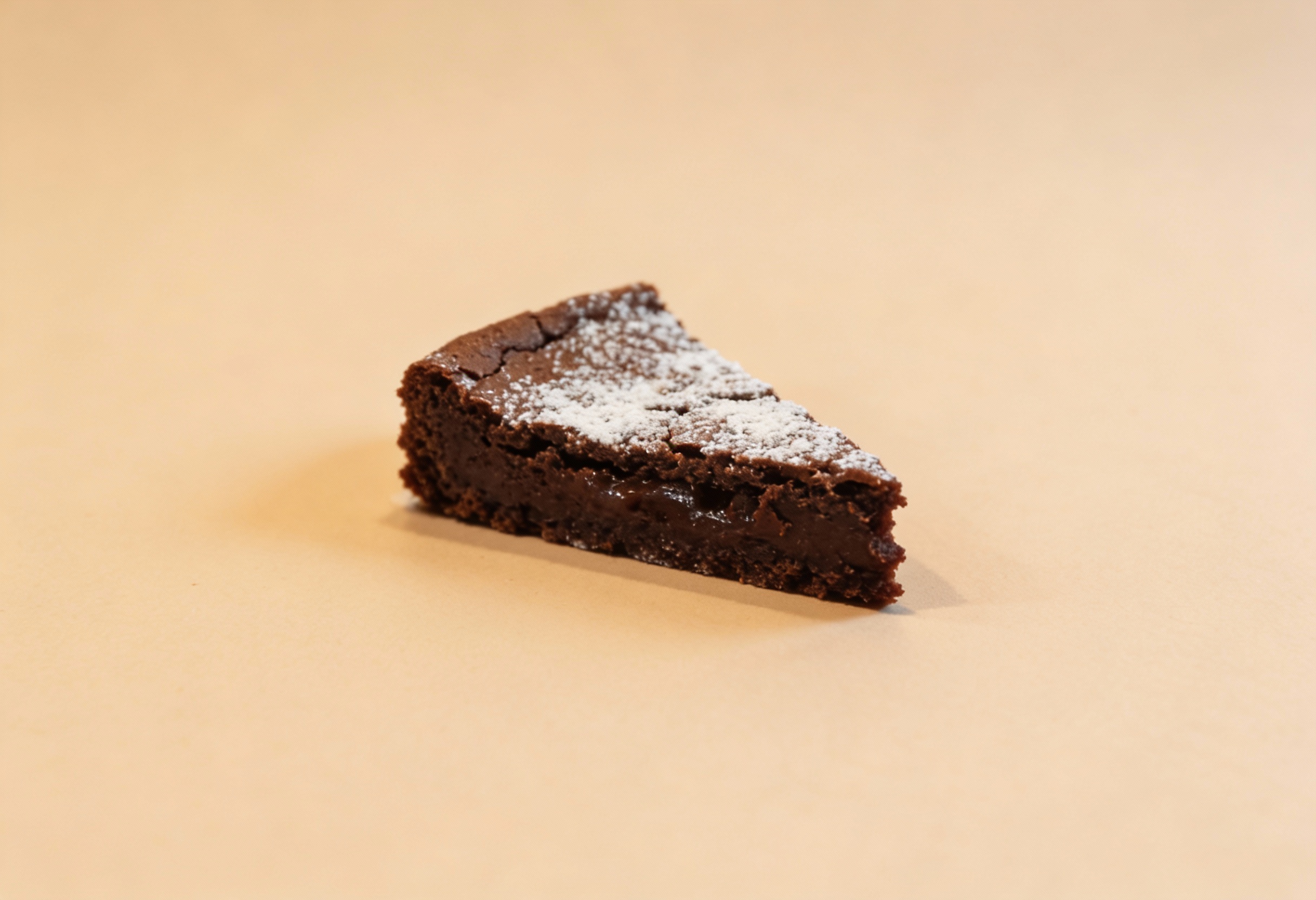 Kladdkaka (Schwedischer Schokoladen-Brownie) glutenfrei, laktosefrei nach Wahl, hefefrei – Rezept aus dem Maisterei Magazin (KI-bearbeitet)