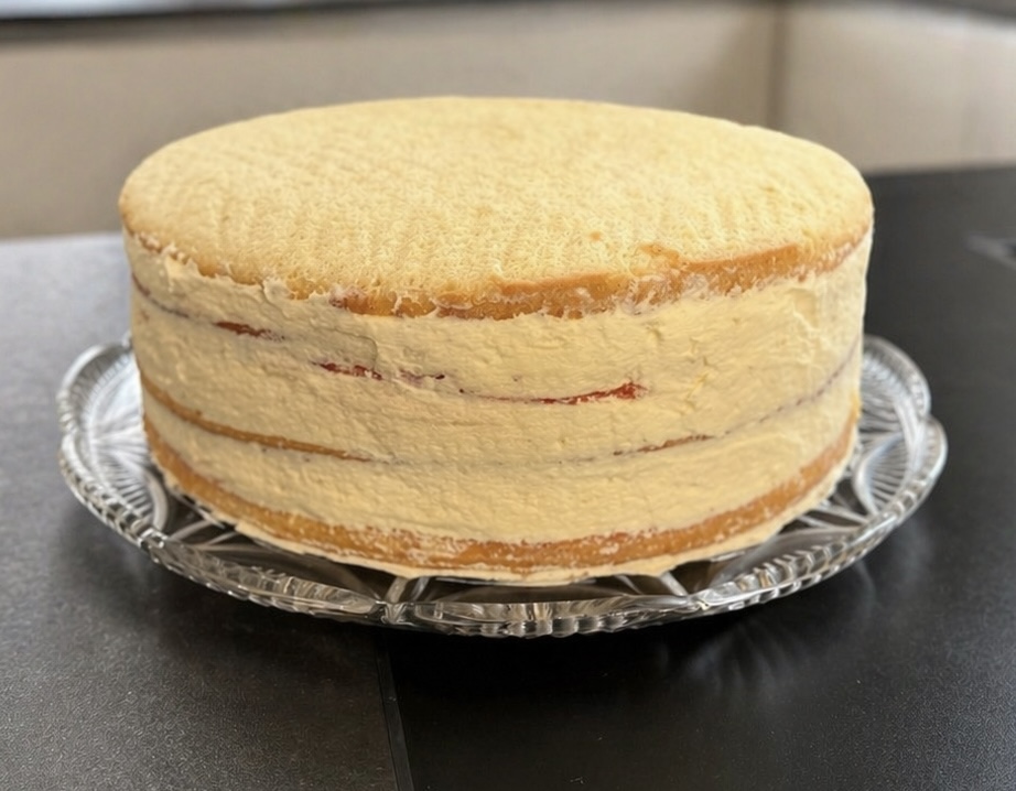 Schritt 20: Für diese Naket Cake- Optik bleibt die Außenseite fast komplett frei… – Buttercremetorte