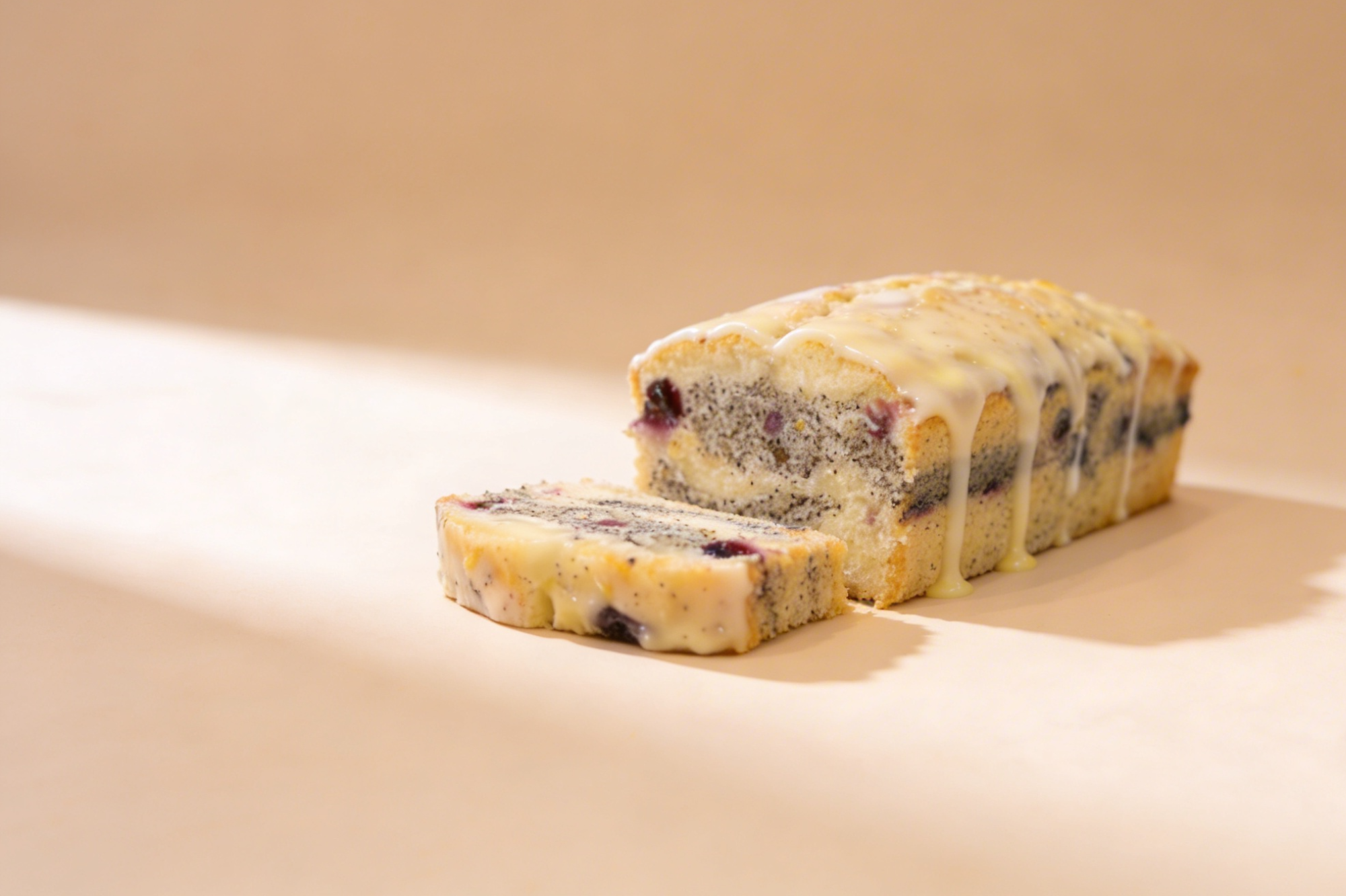 Glutenfreier veganer Zitronenkuchen mit Mohnswirl und Blaubeeren, laktosefrei, milchfrei – Rezept aus dem Maisterei Magazin (KI-bearbeitet)