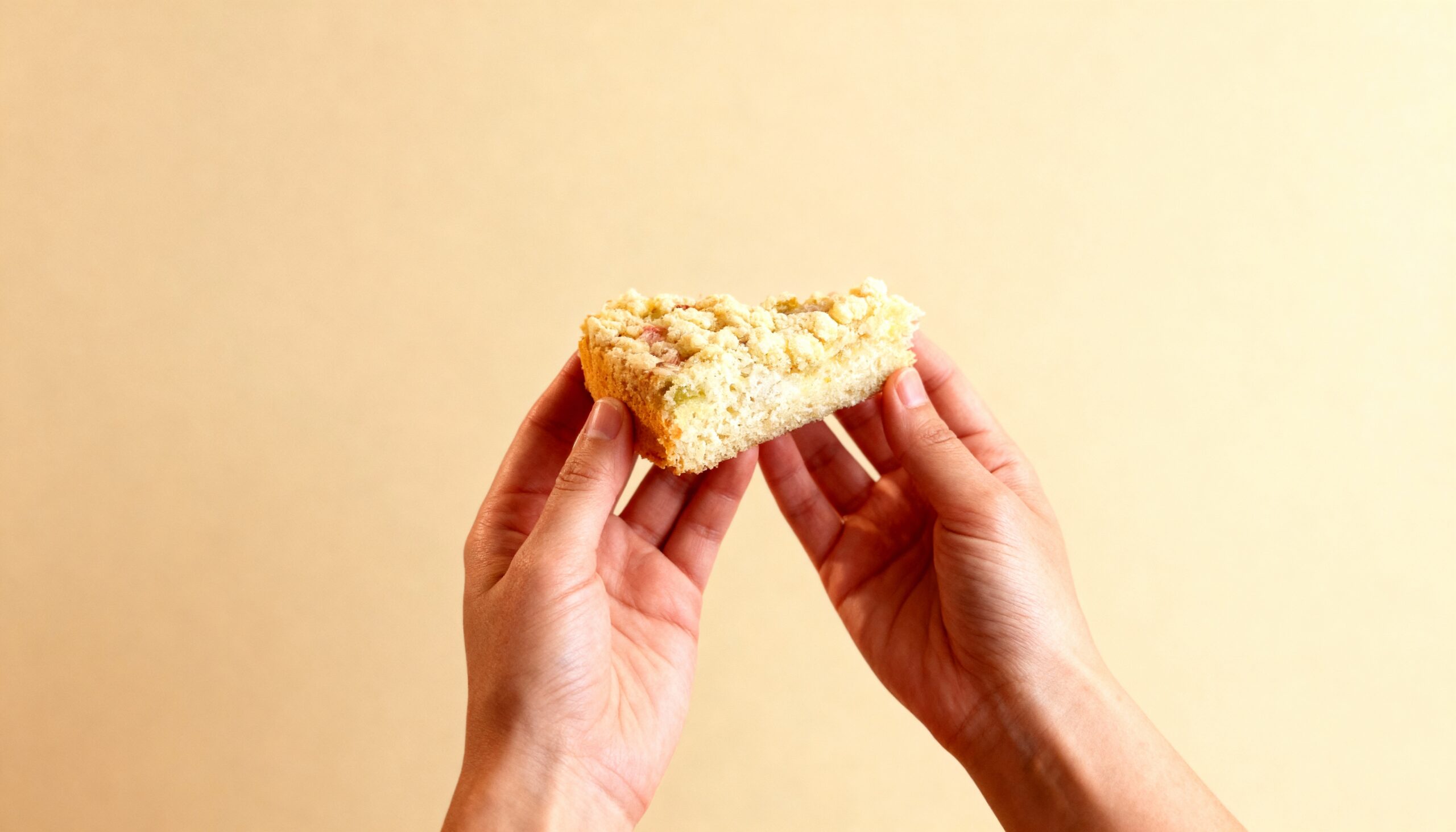 Glutenfreier veganer Rhabarberkuchen mit Streuseln, milchfrei, eifrei – Rezept aus dem Maisterei Magazin (KI-bearbeitet)